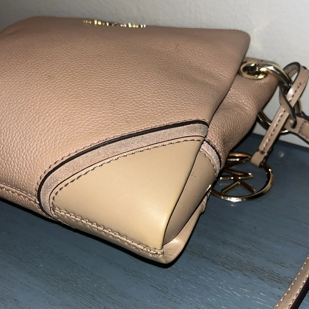 Michael Kors Nicole Triple Compartment Crossbody Bag, Beige Leather Gold Har EUC